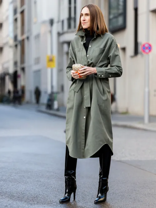 Annette Weber trägt ein Hemdblusenkleid mit Lederstiefel in Berlin.