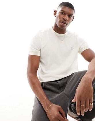 Fred Perry T-shirt con fondo manica a righe bianca-Bianco