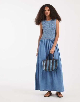 Vero Moda Vestito midi in denim arricciato senza maniche lavaggio blu medio