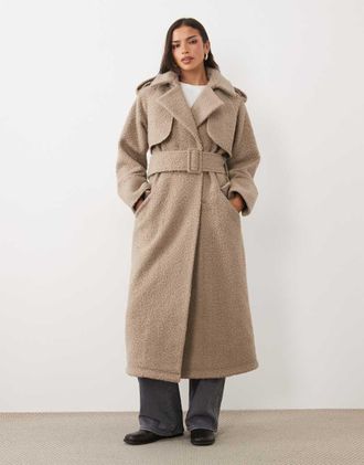 Aria Cove trench lungo oversize in boucl&eacute; con colletto decorativo e cintura, color mocha-Neutro