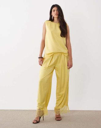 Asos Pantaloni a fondo ampio in raso color latticello con pizzo-Bianco