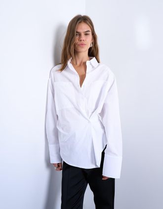 Topshop Camicia a maniche lunghe bianca stretta in vita con abbottonatura asimmetrica-Bianco