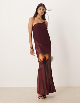 Asos Vestito lungo drappeggiato in chiffon e raso color bordeaux con stampa floreale e spalline sottili-Multicolore