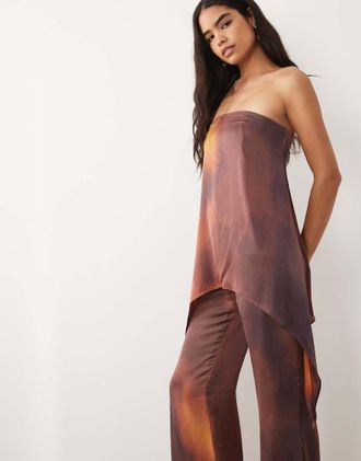 Missy Empire Top taglio lungo a fascia asimmetrico drappeggiato in raso di cotone color ruggine e bordeaux con stampa sfocata in coordinato-Marrone