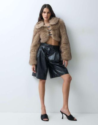 I.AM.GIA Ash giacca corta oversize in pelliccia sintetica con fibbia marrone