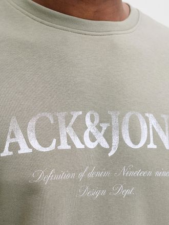 Jack & Jones Plus Size Sweatshirt JJDEVIN DAYTONA PRINT SWEAT CREW N PLS, Herren, Gr. 4XL, vetiver, Sweatware, Obermaterial: 60% Baumwolle, 40% Polyester, JACK & JONES PLUSS
