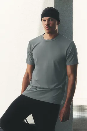 Alo | Conquer Reform Crewneck Short Sleeve Top in Monument, Size: Medium