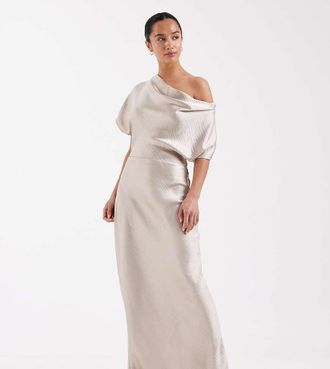 Tfnc Petite Vestito lungo da damigella in raso color oro tenue con spalle scoperte