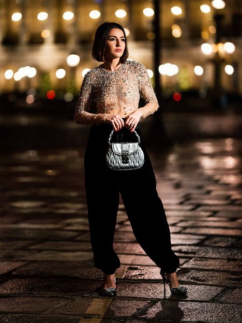 Streetstyle mit einem Glitzertop und einer Tasche von Miu Miu.
