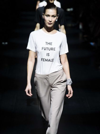 “The future is female” e le altre slogan t-shirt che tutti indossano