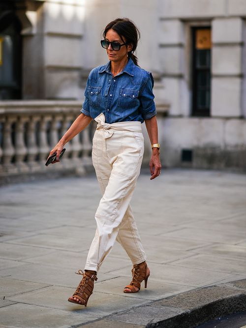 Streetstyle mit weißer Jeans und einem Jeanshemd.