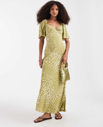 & Other Stories Vestito al polpaccio in viscosa verde a pois con maniche a sbuffo e scollo a cuore incrociato