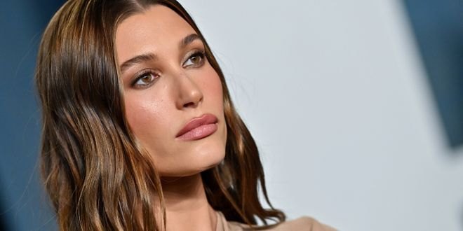 Hailey Bieber am roten Teppich der Vanity Fair Oscar Party 2022