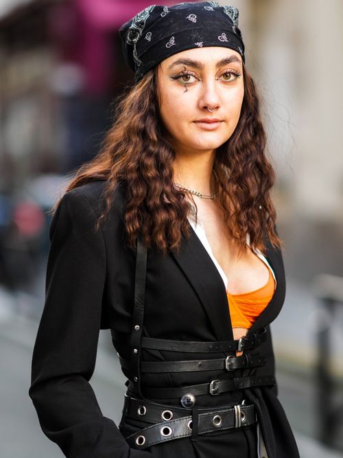 Streetstyle mit einem schwarzen Kopftuch und einem orangenen BH.