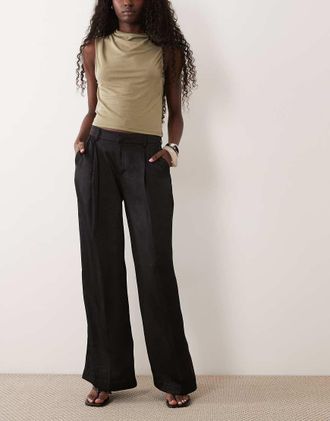 Gina Tricot Gina Tricot pantaloni plissettati in satin neri-Nero