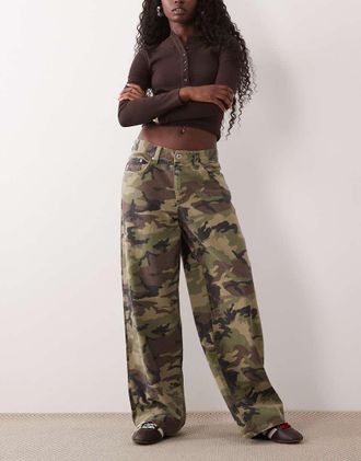 Gina Tricot Gina Tricot jeans baggy a vita media con stampa mimetica-Verde