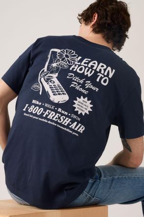 Levi's Relaxed Fit Graphic Tee - Hombre - 2XL - Verde / Midnight Social Club Ponderosa Pine