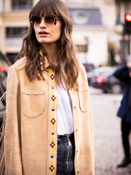 Clara Luciani trägt eine beige Velourslederjacke mit einer 70s Sonnenbrille in Paris.