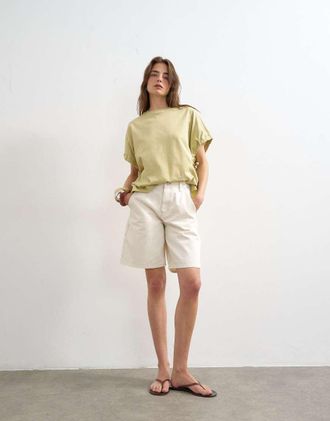 Topshop Pantaloncini in denim taglio lungo a pieghe bianchi-Bianco