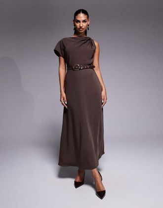 Forever New Vestito marrone cioccolato drappeggiato con bottoni sulle spalle, cintura e gonna al polpaccio