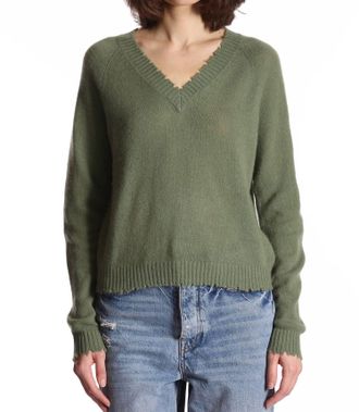 Minnie Rose Cashmere Frayed Edge Cropped V-Neck Sweater In Garden Grove