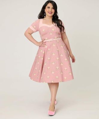 Unique Vintage Plus Size 1950s Sweetheart Neckline Swing Dress in Light Pink Roses Print at Nordstrom, Size 4X