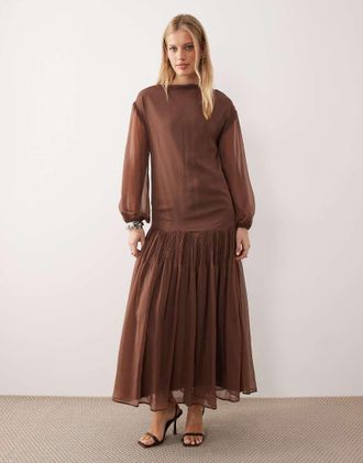 Asos Vestito lungo a godet in chiffon color cioccolato con scollo a barchetta-Nessun colore