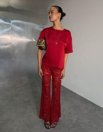 Never Fully Dressed t-shirt in raso con girocollo e maniche corte rosso