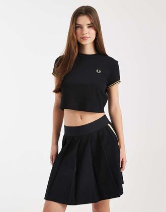 Fred Perry Minigonna da tennis nera a pieghe con fettuccia e logo in coordinato-Nero