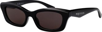 Alexander McQueen Stijlvolle zonnebril Am 0474S voor de zomer - Dames - Zonnebrillen - Zwart - 52 MM - Accessoires