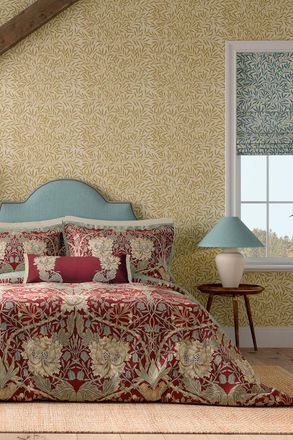 Morris & Co. Honeysuckle & Tulip Cotton Duvet Cover Set in Dark Red | Size: Super King