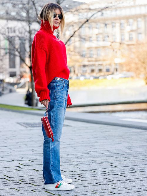 Streetstyle mit einer Jeans und einem roten Rollkragenpullover.