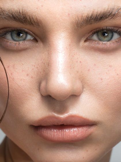 Nach oben gebürstete Augenbrauen? Was hat es mit dem neuen Beauty-Trend auf sich?