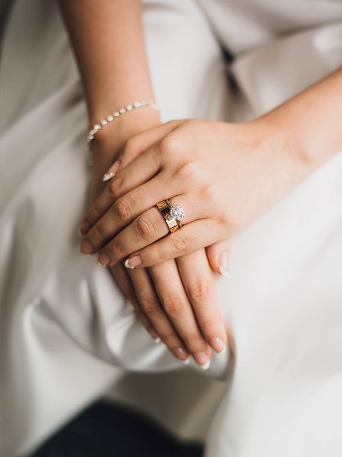 Close up von Händen einer Braut.