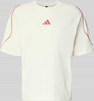 adidas T-Shirt mit Label-Print in Offwhite, Gr&ouml;&szlig;e XXL