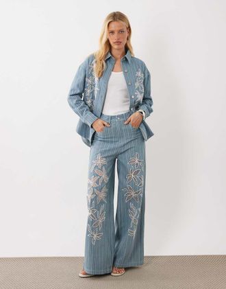 Ghospell Rox - Camicia a maniche lunghe in pizzo sangallo azzurro gessato a fiori in coordinato-Blu