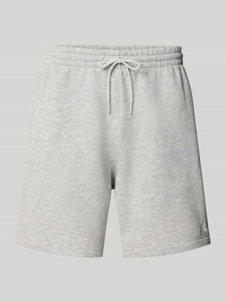 New Balance Relaxed Fit Shorts mit Logo-Stitching in Hellgrau, Gr&ouml;&szlig;e XXL