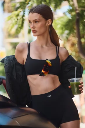 Alo | Airbrush Aura Bra in Black, Size: Medium
