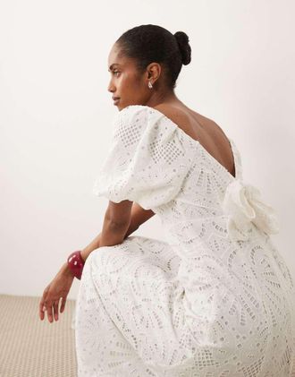 New Look Vestito midi bianco traforato con maniche a sbuffo e allacciatura sul retro