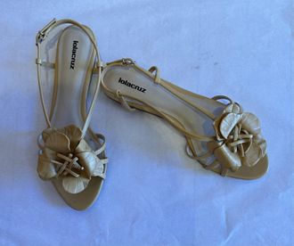 Lola Cruz Womens Tulips Flat In Camel