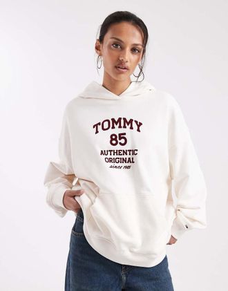 Tommy Jeans Felpa oversize &eacute;cru con cappuccio e numero 85-Bianco