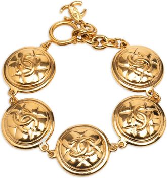 Chanel 1970-1980 CC Gold Plated Quilted Medallion Bracelet costume armband - Goud