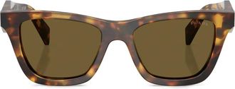 Prada Zonnebril met wayfarer montuur - Bruin