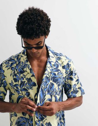 Tommy Hilfiger Resort - Camicia bowling con colletto a rever blu e giallo con stampa tropicale in coordinato