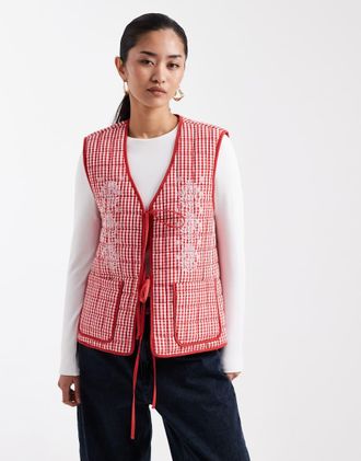 Miss Selfridge Gilet rosso a quadretti ricamato allacciato sul davanti