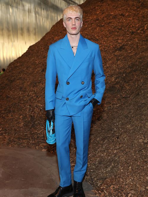 Tanner Reese in einem knallblauen Anzug