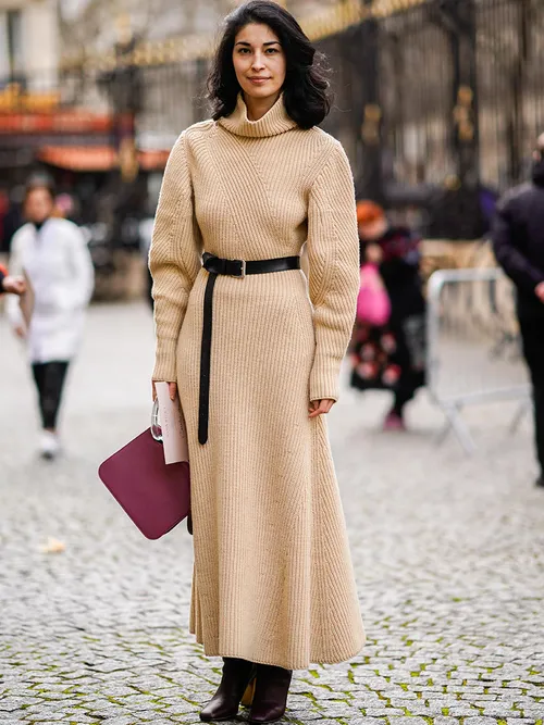 Caroline Issa trägt ein beiges Maxi-Strickkleid auf der Paris Fashion Week.