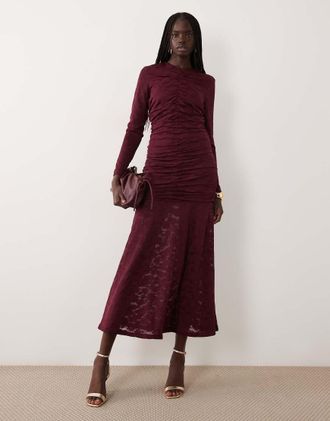 Vero Moda abito lungo in pizzo con maniche lunghe e vita arricciata, color fico-Viola