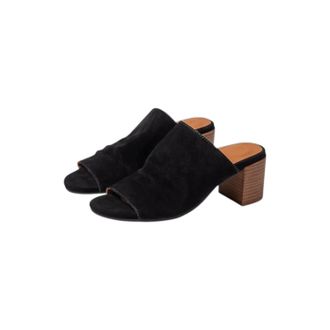 Gentle Souls Womens Chas Sandals In Black Suede