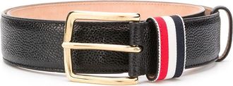 Thom Browne 35 mm riem met Rwb-lus in kiezelkorrel. Leer